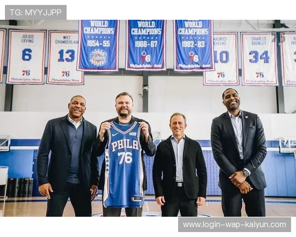 76人教练与球员一对一沟通明确个人定位，76人 教练